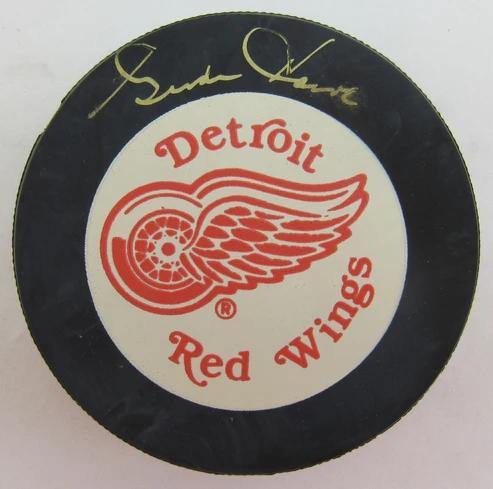 Gordie Howe Signed Red Wings Logo Hockey Puck (UDA) at PristineAuction.com Gordie Howe Signed Red Wings Logo Hockey Puck (UDA) at PristineAuction.com