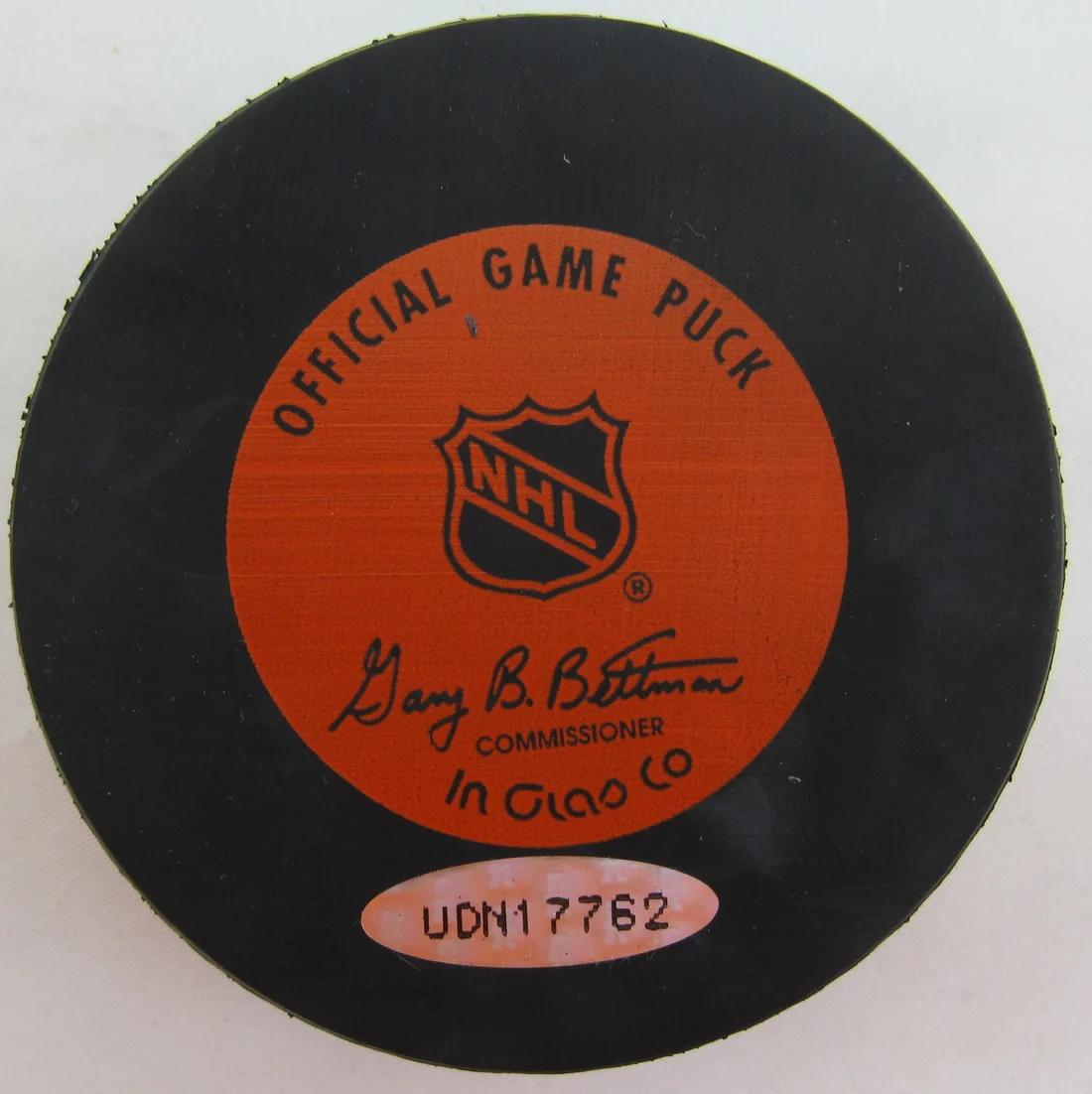 Gordie Howe Signed Red Wings Logo Hockey Puck (UDA) at PristineAuction.com Gordie Howe Signed Red Wings Logo Hockey Puck (UDA) at PristineAuction.com