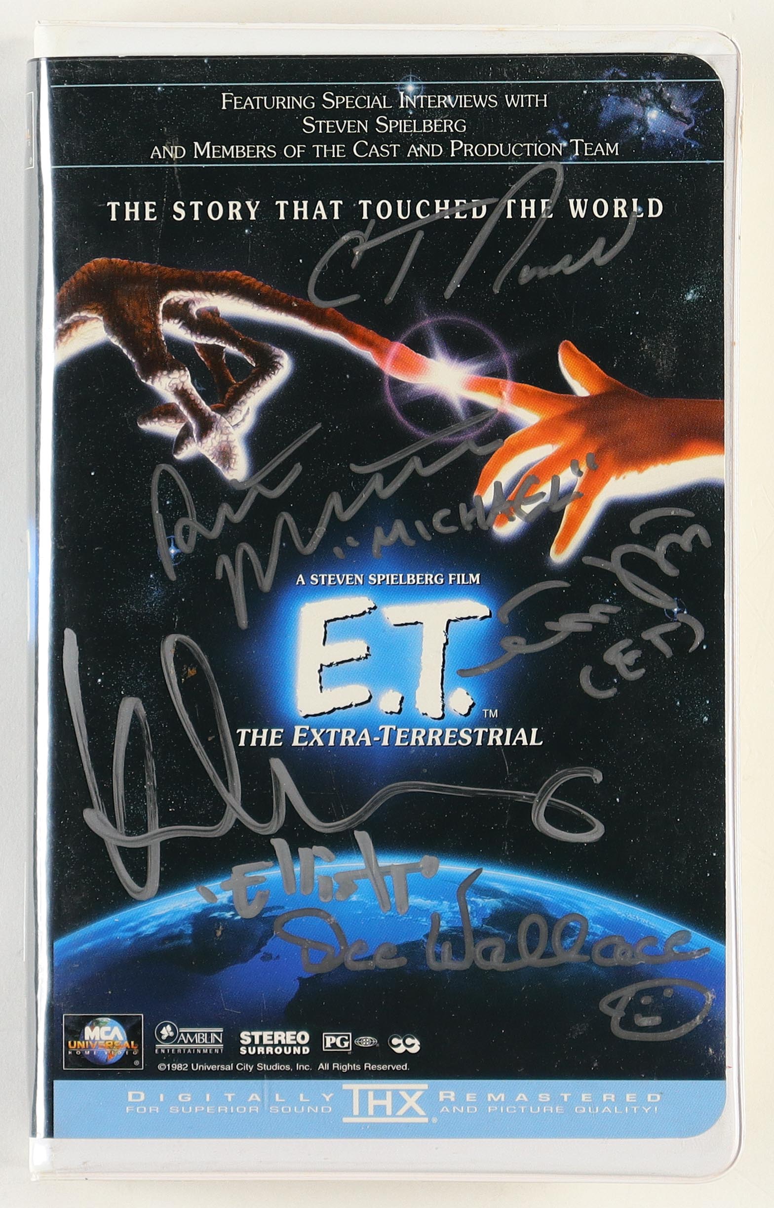 "E.T. The Extra-Terrestrial" VHS Cover Insert Signed By (5) with Dee Wallace, Henry Thomas, Matthew De Meritt & Robert MacNaughton & Character Name Inscriptions (JSA) at PristineAuction.com "E.T. The Extra-Terrestrial" VHS Cover Insert Signed By (5) with Dee Wallace, Henry Thomas, Matthew De Meritt & Robert MacNaughton & Character Name Inscriptions (JSA) at PristineAuction.com