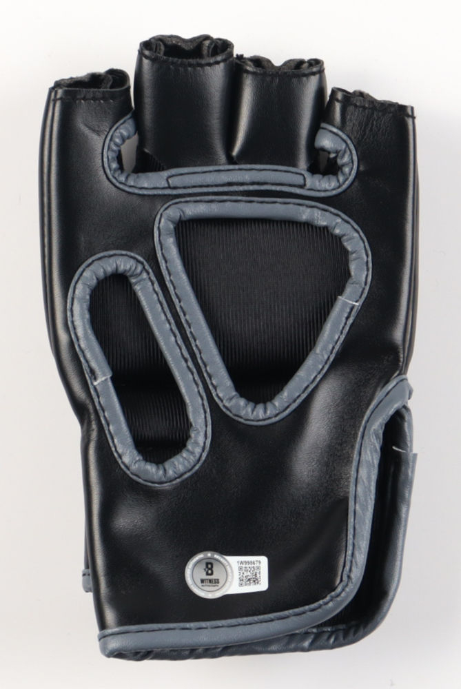 Nick Diaz Signed UFC Fight Glove (Beckett) at PristineAuction.com Nick Diaz Signed UFC Fight Glove (Beckett) at PristineAuction.com