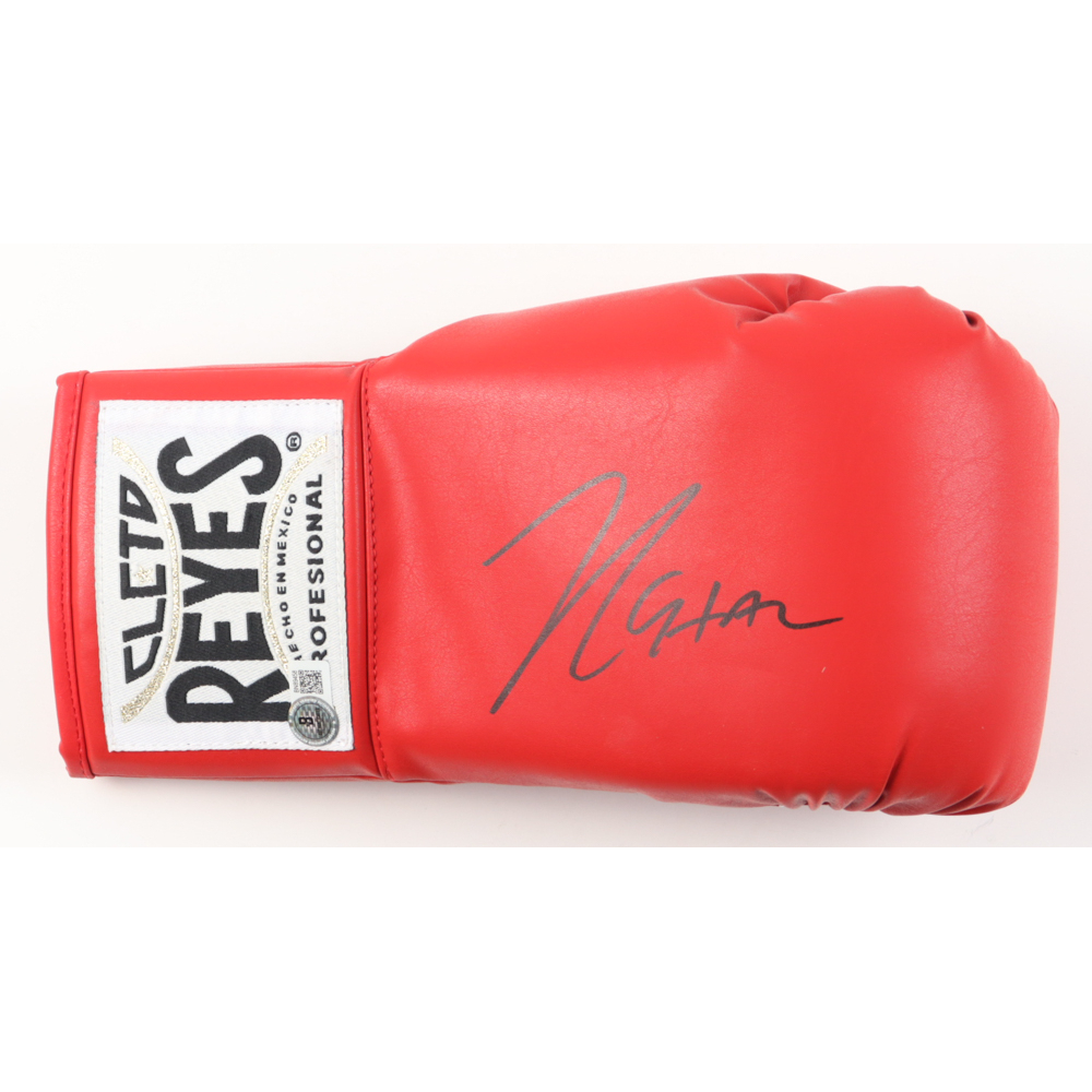 Julio Cesar Chavez Signed Cleto Reyes Boxing Glove (Beckett) Pristine