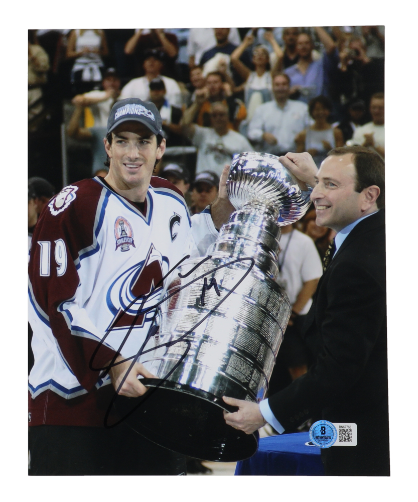 Joe Sakic Signed Colorado Avalanche Captain 8X10 Photo main image 1