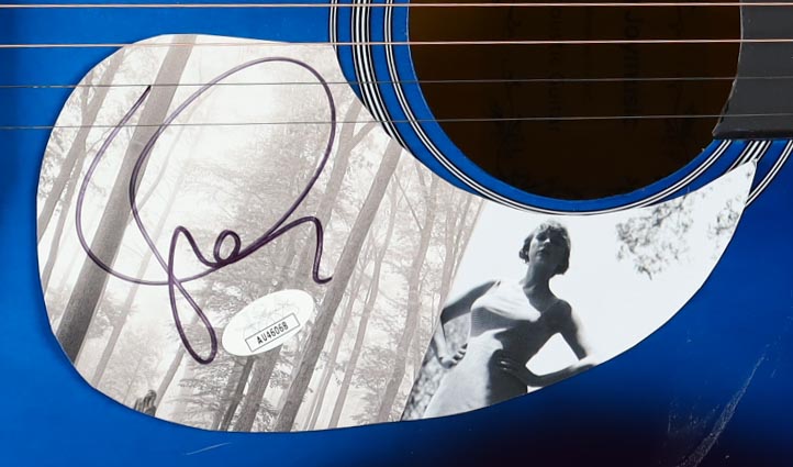Taylor Swift Signed 38" Acoustic Guitar (JSA) at PristineAuction.com Taylor Swift Signed 38" Acoustic Guitar (JSA) at PristineAuction.com