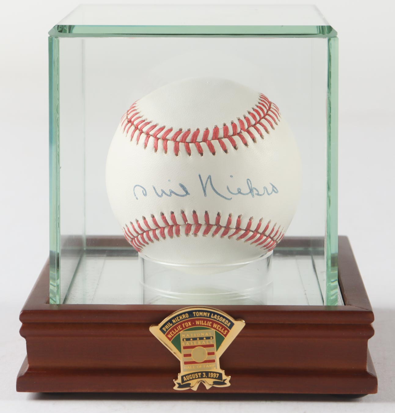Phil Niekro Signed ONL Baseball With Display Case & Hall Of Fame Induction Pin (PSA) at PristineAuction.com Phil Niekro Signed ONL Baseball With Display Case & Hall Of Fame Induction Pin (PSA) at PristineAuction.com
