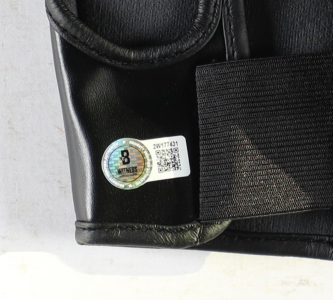 Marlon "Chito" Vera Signed UFC Glove (Beckett) at PristineAuction.com Marlon "Chito" Vera Signed UFC Glove (Beckett) at PristineAuction.com