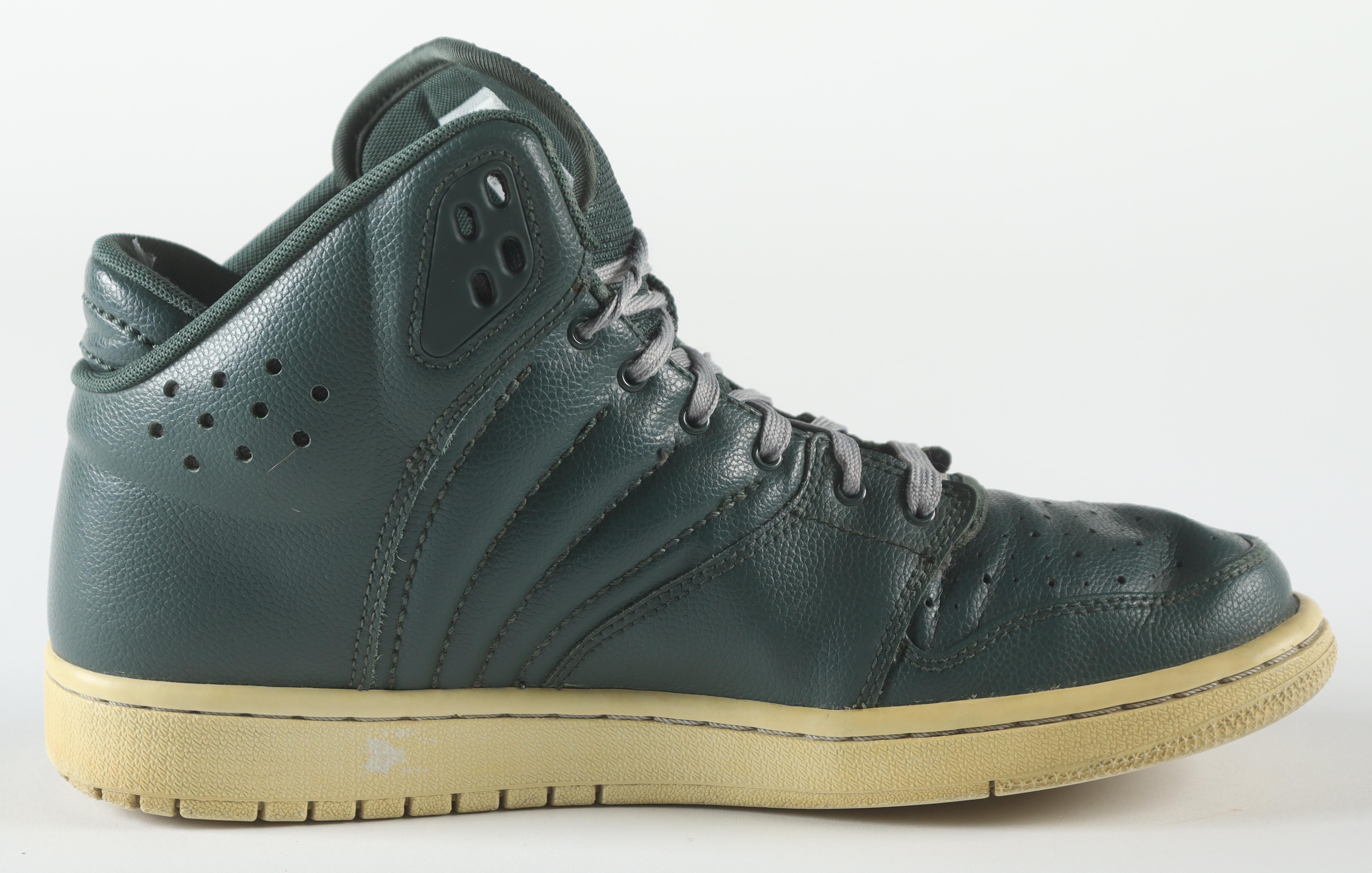 Larry Bird Signed Vintage Nike Air Jordan Celtics Basketball Shoe In Display Case (Beckett) at PristineAuction.com Larry Bird Signed Vintage Nike Air Jordan Celtics Basketball Shoe In Display Case (Beckett) at PristineAuction.com