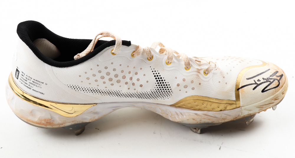 Jonny Gomes Signed Game-Used Nike Baseball Cleat (JSA) at PristineAuction.com Jonny Gomes Signed Game-Used Nike Baseball Cleat (JSA) at PristineAuction.com