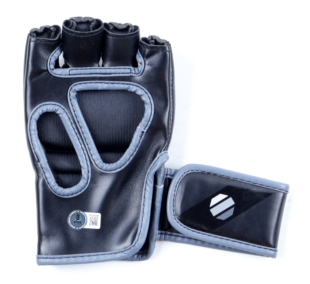 Jorge "Gamebred" Masvidal Signed UFC Fight Glove (Beckett) at PristineAuction.com Jorge "Gamebred" Masvidal Signed UFC Fight Glove (Beckett) at PristineAuction.com