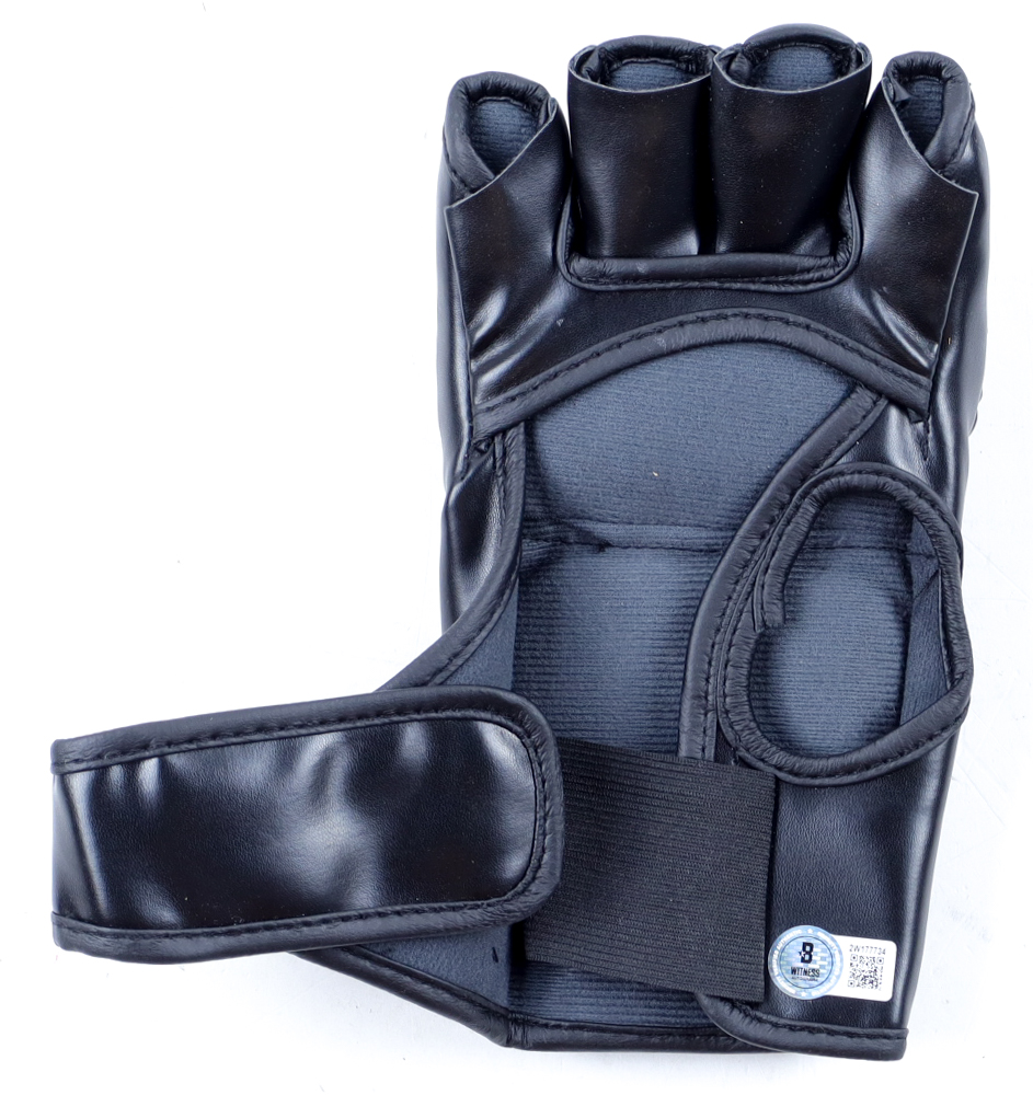 Marlon "Chito" Vera Signed UFC Glove (Beckett) at PristineAuction.com Marlon "Chito" Vera Signed UFC Glove (Beckett) at PristineAuction.com