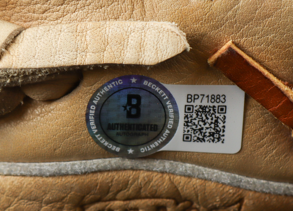 Carlos Beltrán Signed Easton Baseball Glove (Beckett) at PristineAuction.com Carlos Beltrán Signed Easton Baseball Glove (Beckett) at PristineAuction.com