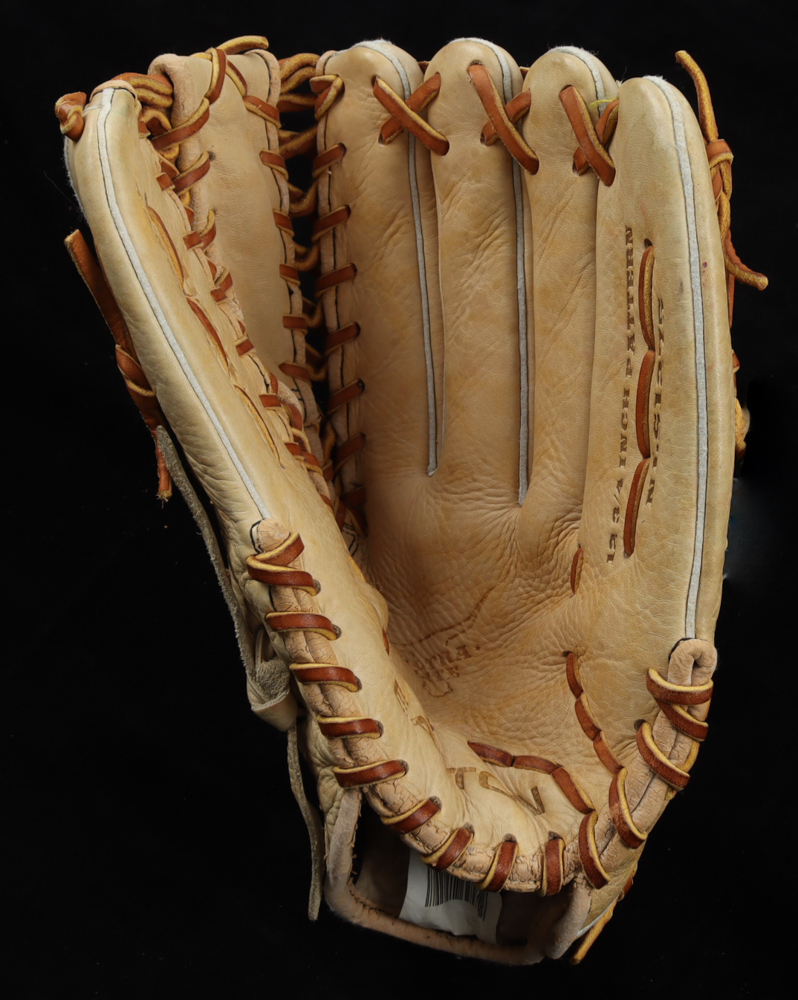 Carlos Beltrán Signed Easton Baseball Glove (Beckett) at PristineAuction.com Carlos Beltrán Signed Easton Baseball Glove (Beckett) at PristineAuction.com