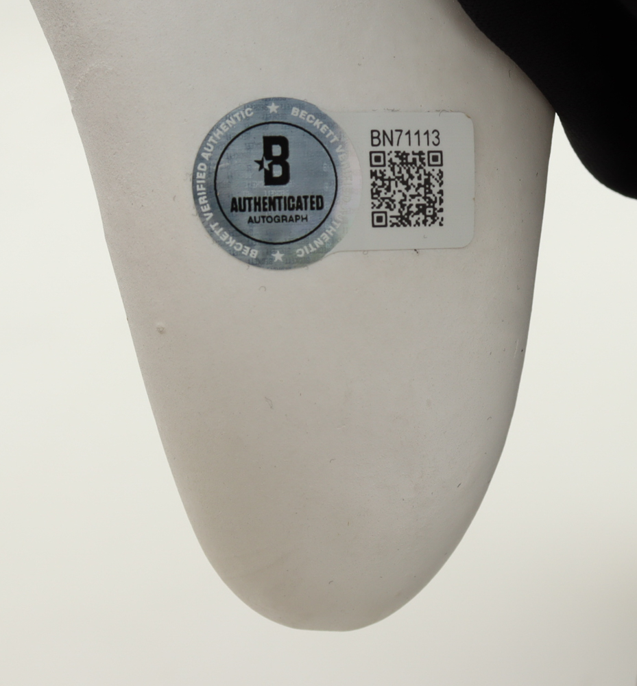 Laurie Metcalf Signed "Scream" Ghostface Mask (Beckett) at PristineAuction.com Laurie Metcalf Signed "Scream" Ghostface Mask (Beckett) at PristineAuction.com