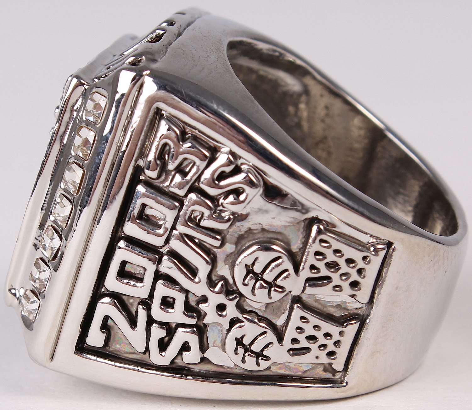 Tim Duncan San Antonio Spurs High Quality Replica 2003 NBA World Champions Ring at PristineAuction.com Tim Duncan San Antonio Spurs High Quality Replica 2003 NBA World Champions Ring at PristineAuction.com
