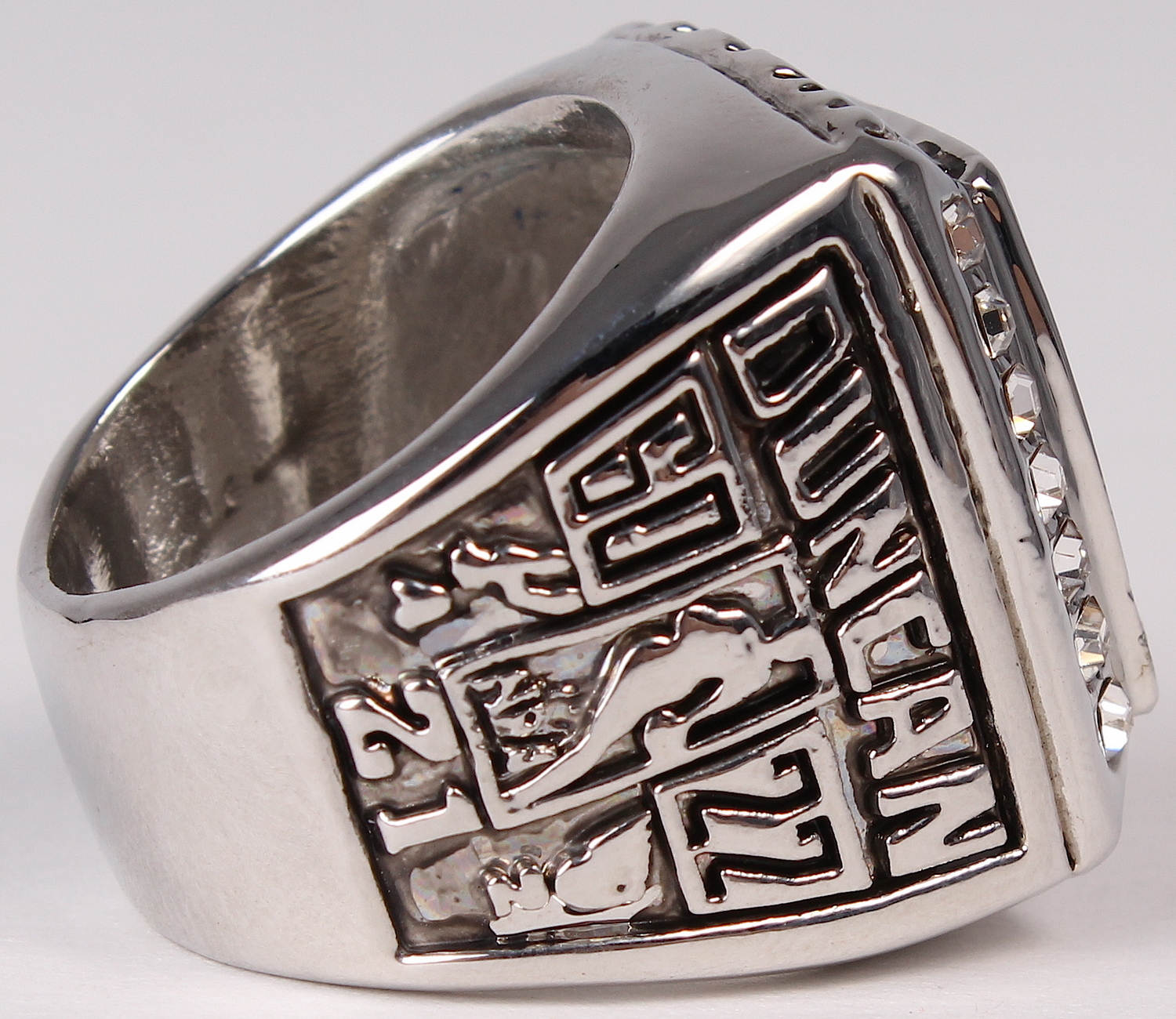 Tim Duncan San Antonio Spurs High Quality Replica 2003 NBA World Champions Ring at PristineAuction.com Tim Duncan San Antonio Spurs High Quality Replica 2003 NBA World Champions Ring at PristineAuction.com