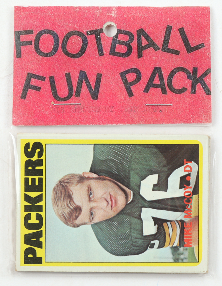 1972 Topps Football Card Fun Pack with (10) Cards at PristineAuction.com 1972 Topps Football Card Fun Pack with (10) Cards at PristineAuction.com