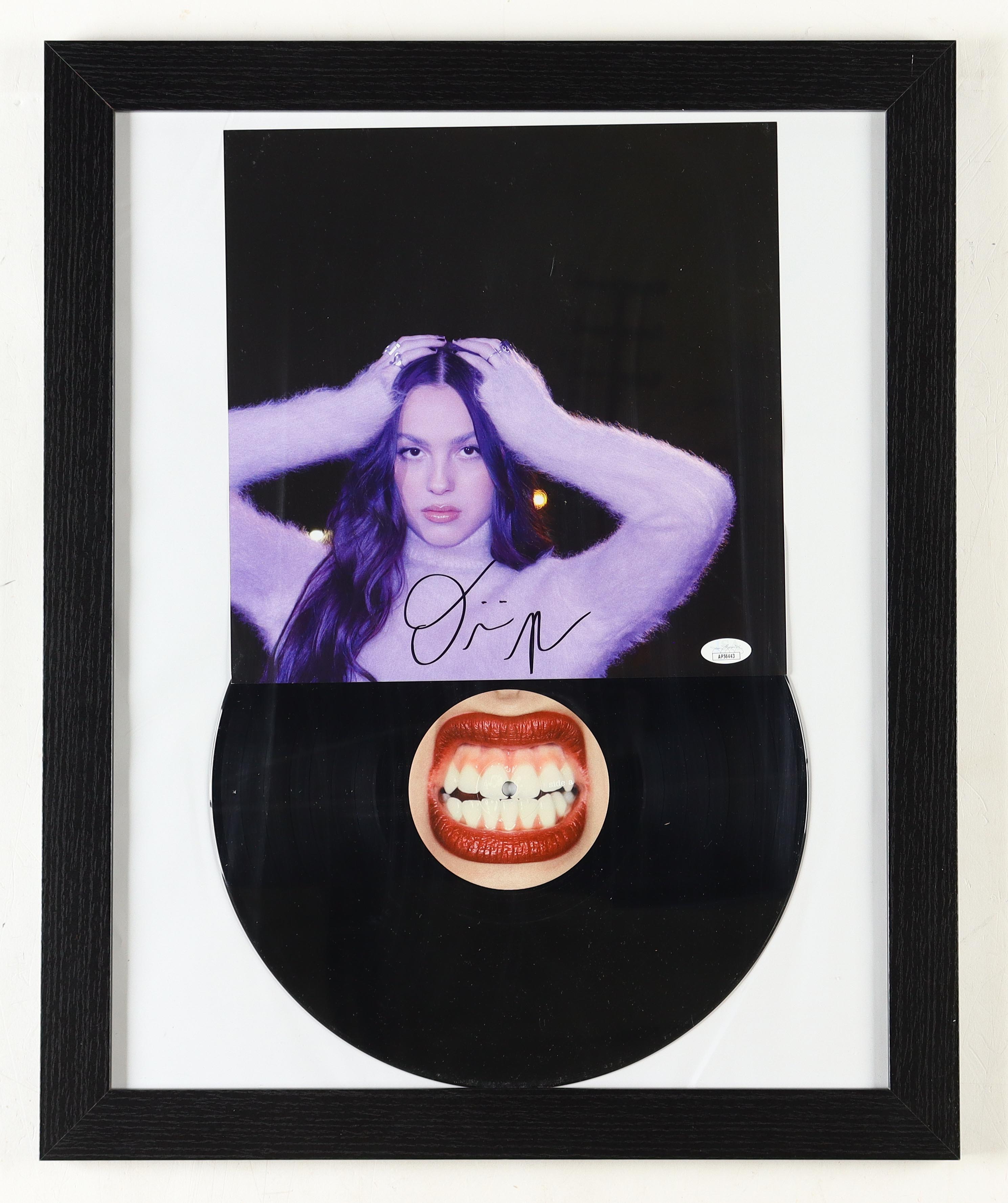 Olivia Rodrigo Signed "GUTS" Custom Framed Record Album Sleeve Display (JSA) at PristineAuction.com Olivia Rodrigo Signed "GUTS" Custom Framed Record Album Sleeve Display (JSA) at PristineAuction.com