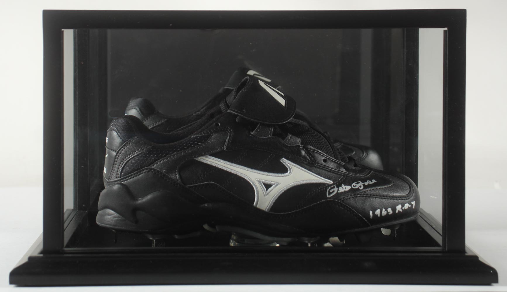 Pete Rose Signed Mizuno Baseball Cleat Inscribed "1963 ROY" with Wood & Glass Display Case (Rose) at PristineAuction.com Pete Rose Signed Mizuno Baseball Cleat Inscribed "1963 ROY" with Wood & Glass Display Case (Rose) at PristineAuction.com
