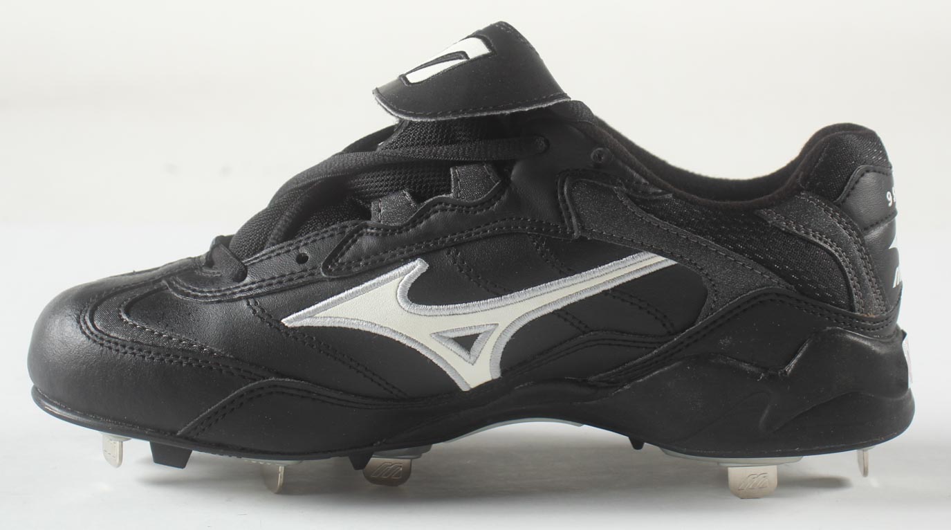 Pete Rose Signed Mizuno Baseball Cleat Inscribed "1963 ROY" with Wood & Glass Display Case (Rose) at PristineAuction.com Pete Rose Signed Mizuno Baseball Cleat Inscribed "1963 ROY" with Wood & Glass Display Case (Rose) at PristineAuction.com
