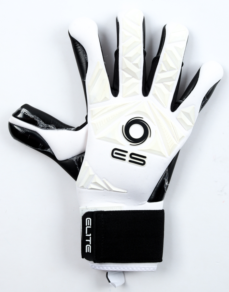 Thibaut Courtois Signed Real Madrid Goalie Glove (Beckett) at PristineAuction.com Thibaut Courtois Signed Real Madrid Goalie Glove (Beckett) at PristineAuction.com