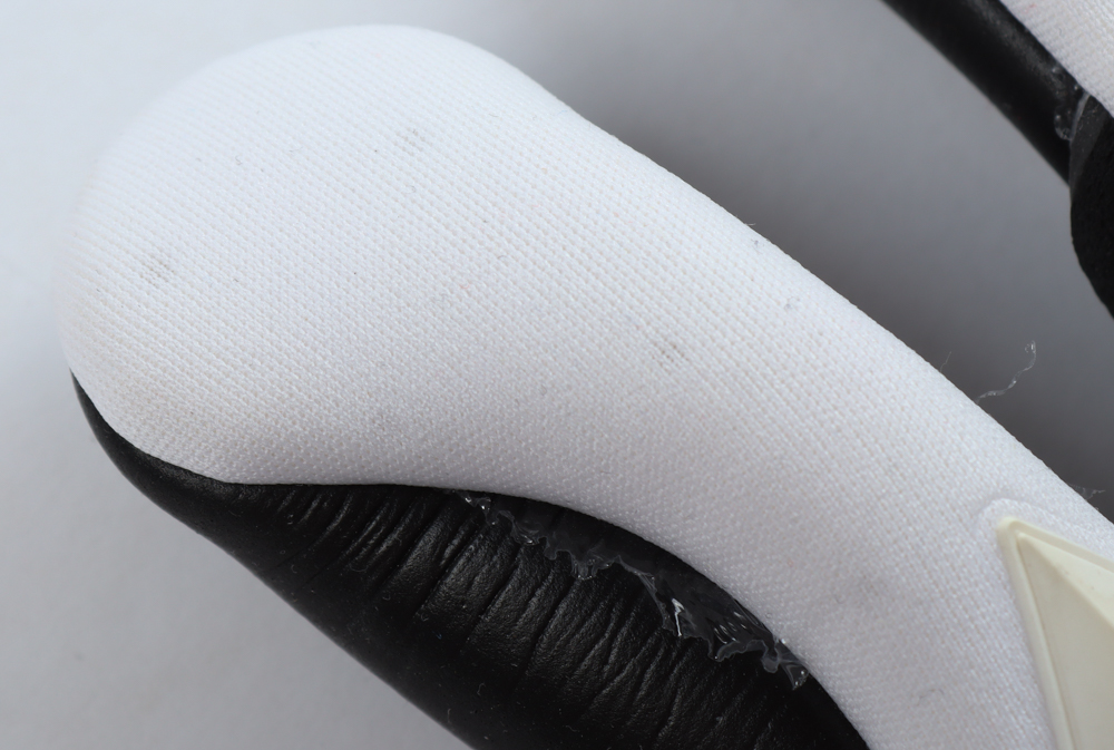 Thibaut Courtois Signed Real Madrid Goalie Glove (Beckett) at PristineAuction.com Thibaut Courtois Signed Real Madrid Goalie Glove (Beckett) at PristineAuction.com