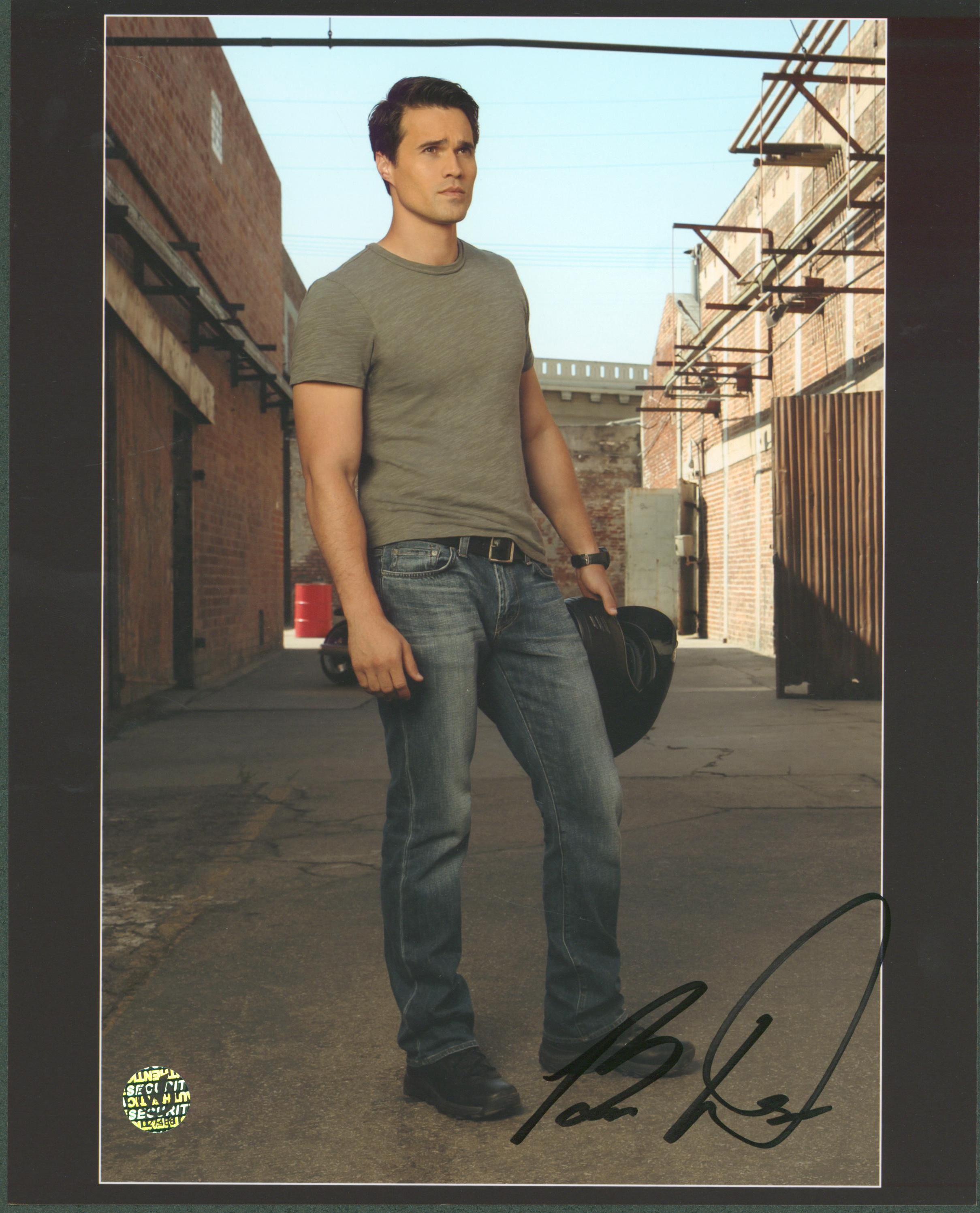 Brett Dalton Signed "Marvel's: Agents of S.H.I.E.L.D." 8x10 Photo (Wizard World) at PristineAuction.com Brett Dalton Signed "Marvel's: Agents of S.H.I.E.L.D." 8x10 Photo (Wizard World) at PristineAuction.com