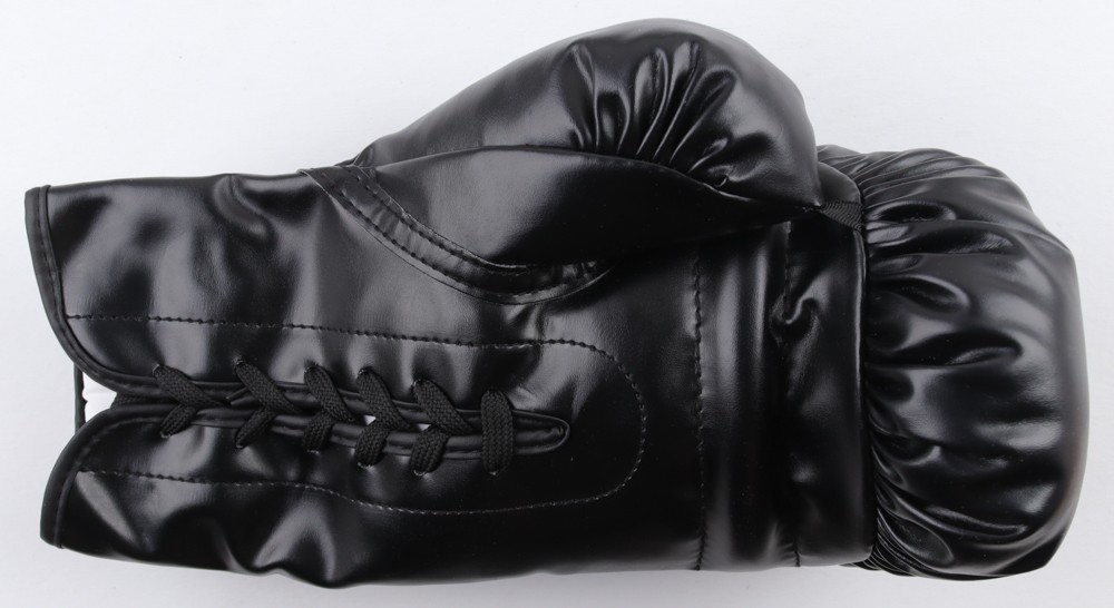 Thomas "Hitman" Hearns Signed Everlast Boxing Glove (Schwartz) at PristineAuction.com Thomas "Hitman" Hearns Signed Everlast Boxing Glove (Schwartz) at PristineAuction.com