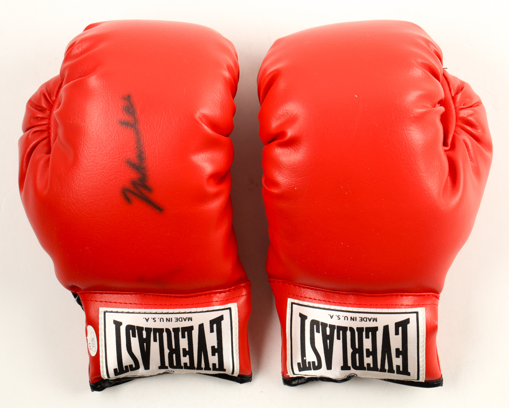 Muhammad Ali Signed Set of Everlast Boxing Gloves (JSA) at PristineAuction.com Muhammad Ali Signed Set of Everlast Boxing Gloves (JSA) at PristineAuction.com