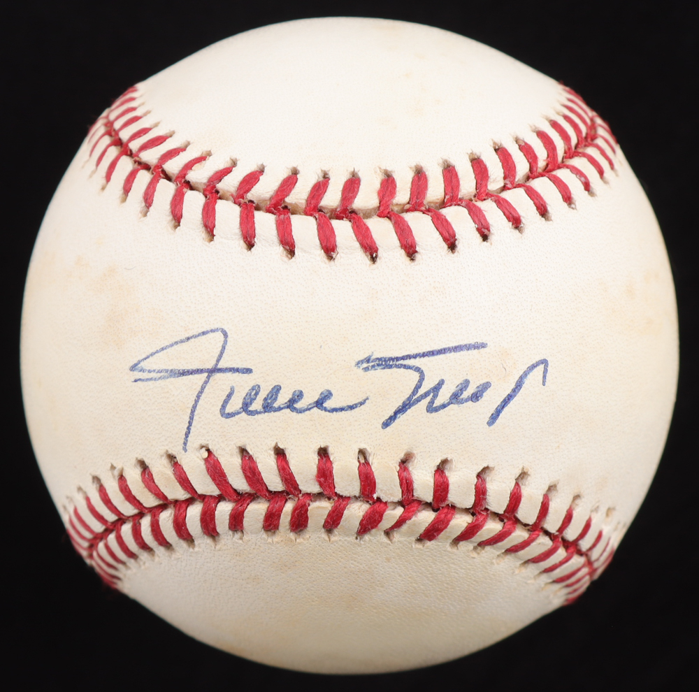 Willie Mays Signed ONL Baseball (Beckett) at PristineAuction.com Willie Mays Signed ONL Baseball (Beckett) at PristineAuction.com