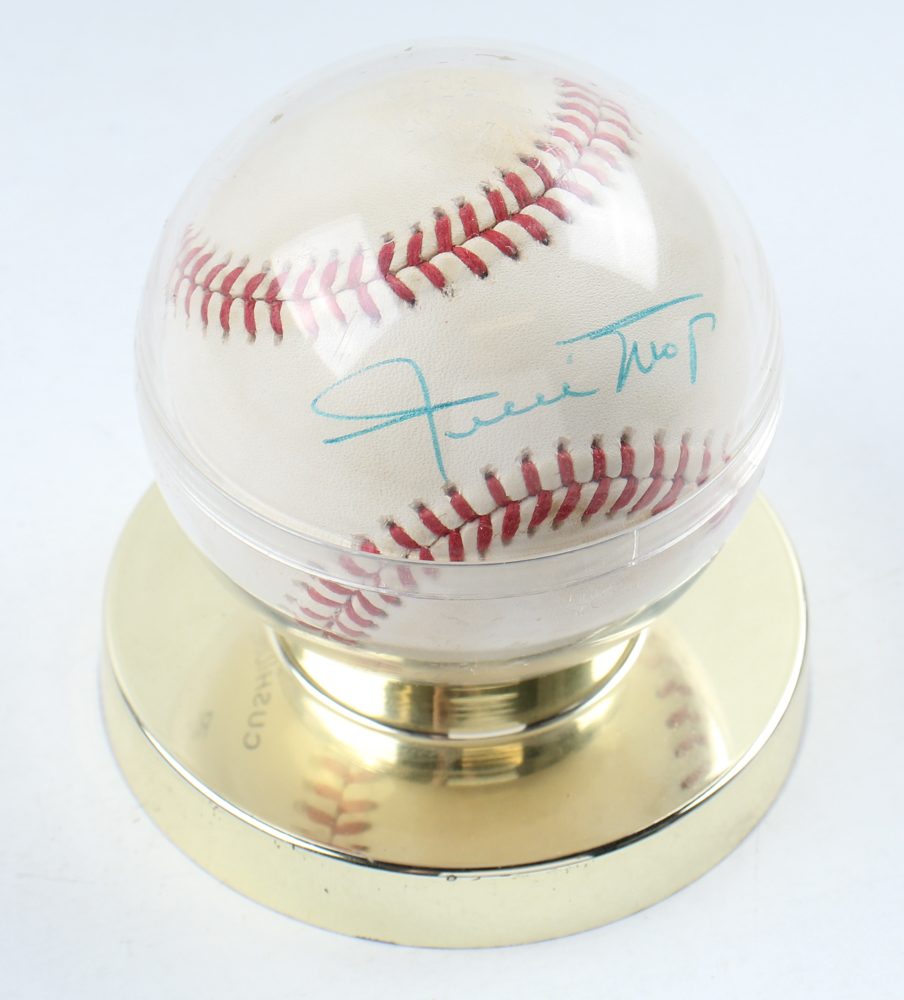 Willie Mays Signed ONL Baseball with Display Stand (Beckett) at PristineAuction.com Willie Mays Signed ONL Baseball with Display Stand (Beckett) at PristineAuction.com