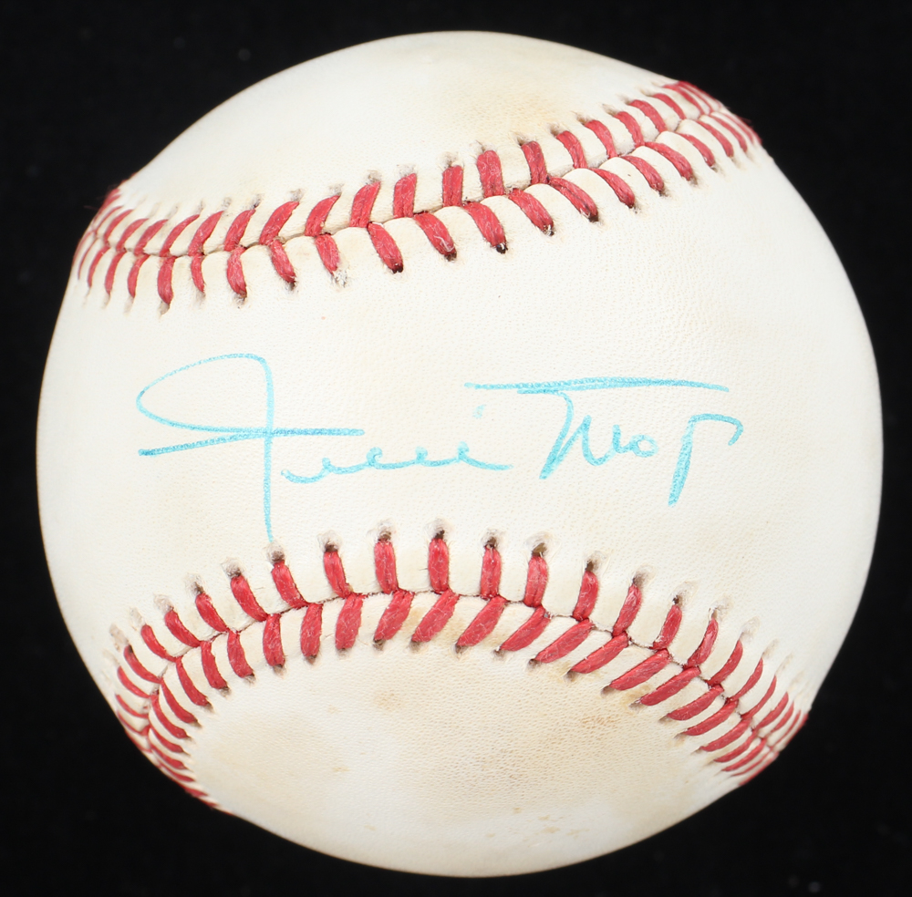 Willie Mays Signed ONL Baseball with Display Stand (Beckett) at PristineAuction.com Willie Mays Signed ONL Baseball with Display Stand (Beckett) at PristineAuction.com