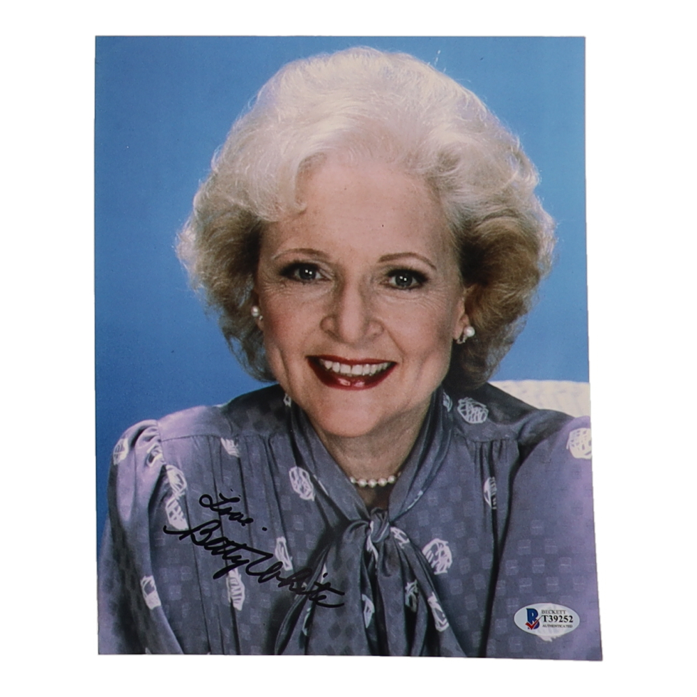 Betty White Signed 8x10 Photo (Beckett) Pristine Auction