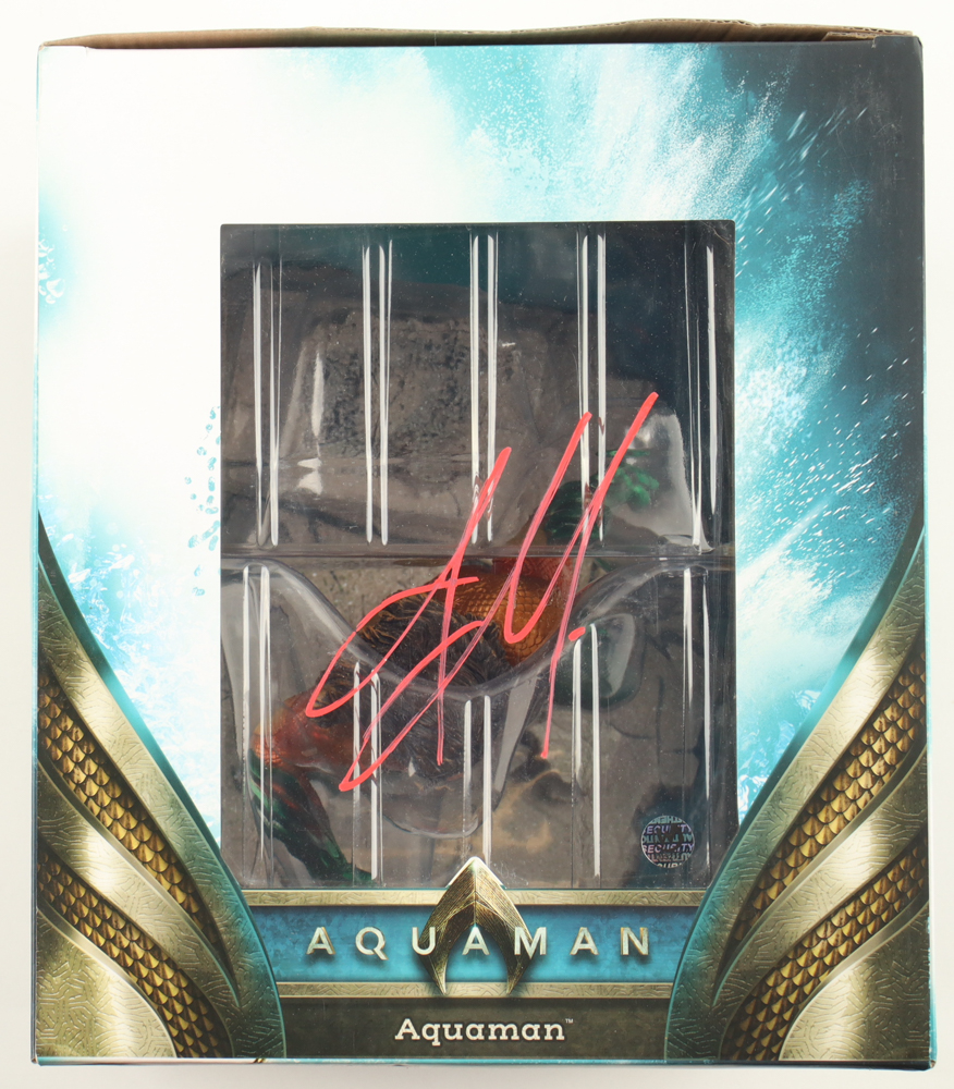 Jason Momoa Signed Gallery "Aquaman" DC Figure Diorama (Wizard World) at PristineAuction.com Jason Momoa Signed Gallery "Aquaman" DC Figure Diorama (Wizard World) at PristineAuction.com