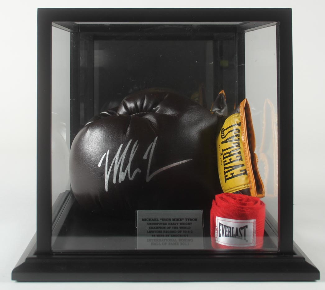 Mike Tyson Signe Vintage Everlast Boxing Glove with Glass Display Case & Wrist Wraps (Tyson) at PristineAuction.com Mike Tyson Signe Vintage Everlast Boxing Glove with Glass Display Case & Wrist Wraps (Tyson) at PristineAuction.com