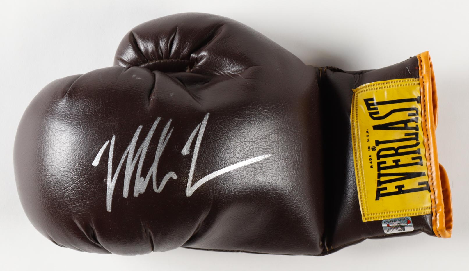 Mike Tyson Signe Vintage Everlast Boxing Glove with Glass Display Case & Wrist Wraps (Tyson) at PristineAuction.com Mike Tyson Signe Vintage Everlast Boxing Glove with Glass Display Case & Wrist Wraps (Tyson) at PristineAuction.com