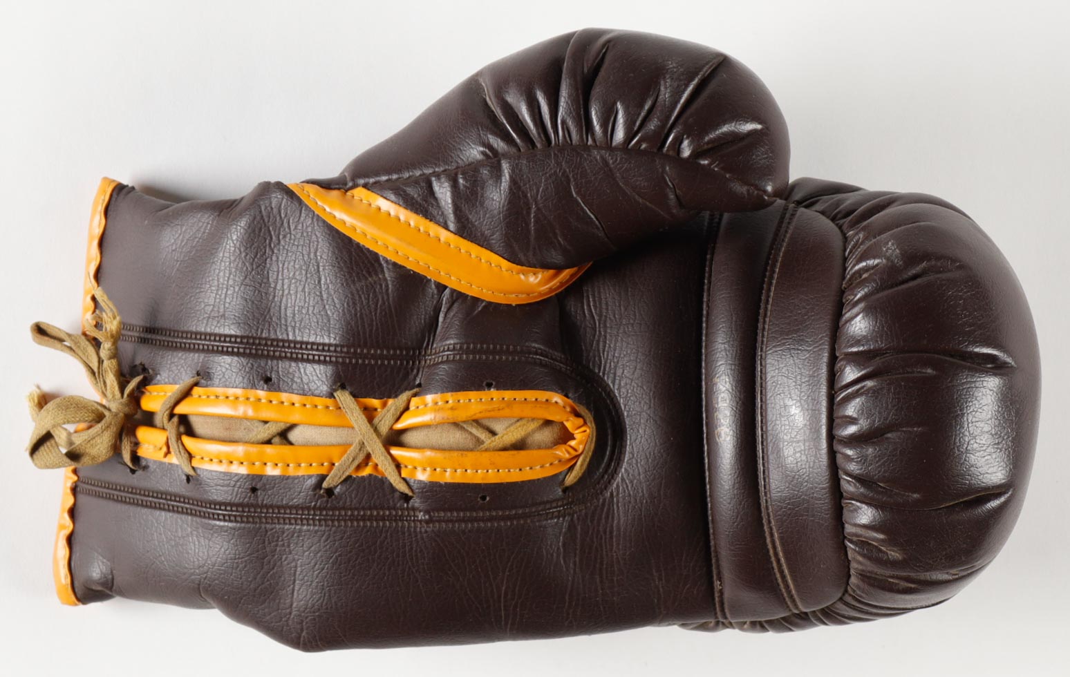 Mike Tyson Signe Vintage Everlast Boxing Glove with Glass Display Case & Wrist Wraps (Tyson) at PristineAuction.com Mike Tyson Signe Vintage Everlast Boxing Glove with Glass Display Case & Wrist Wraps (Tyson) at PristineAuction.com