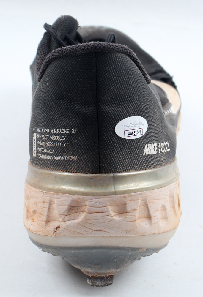 Aroldis Chapman Signed Nike Game-Used Baseball Cleat (JSA) at PristineAuction.com Aroldis Chapman Signed Nike Game-Used Baseball Cleat (JSA) at PristineAuction.com