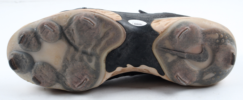 Aroldis Chapman Signed Nike Game-Used Baseball Cleat (JSA) at PristineAuction.com Aroldis Chapman Signed Nike Game-Used Baseball Cleat (JSA) at PristineAuction.com