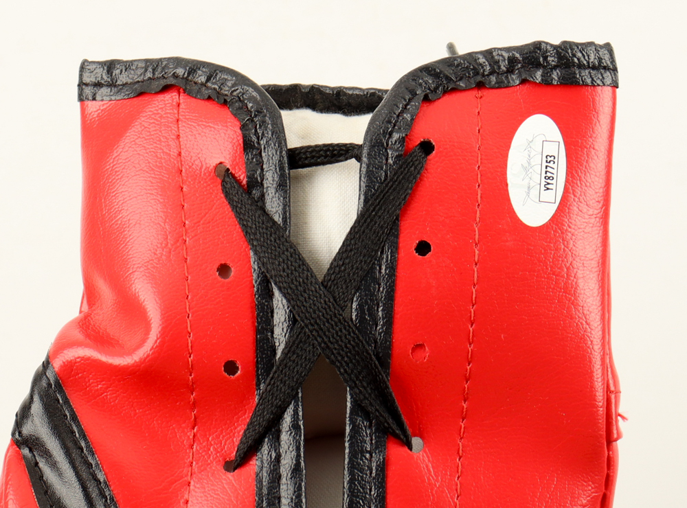 Muhammad Ali Signed Everlast Boxing Glove (JSA) at PristineAuction.com Muhammad Ali Signed Everlast Boxing Glove (JSA) at PristineAuction.com