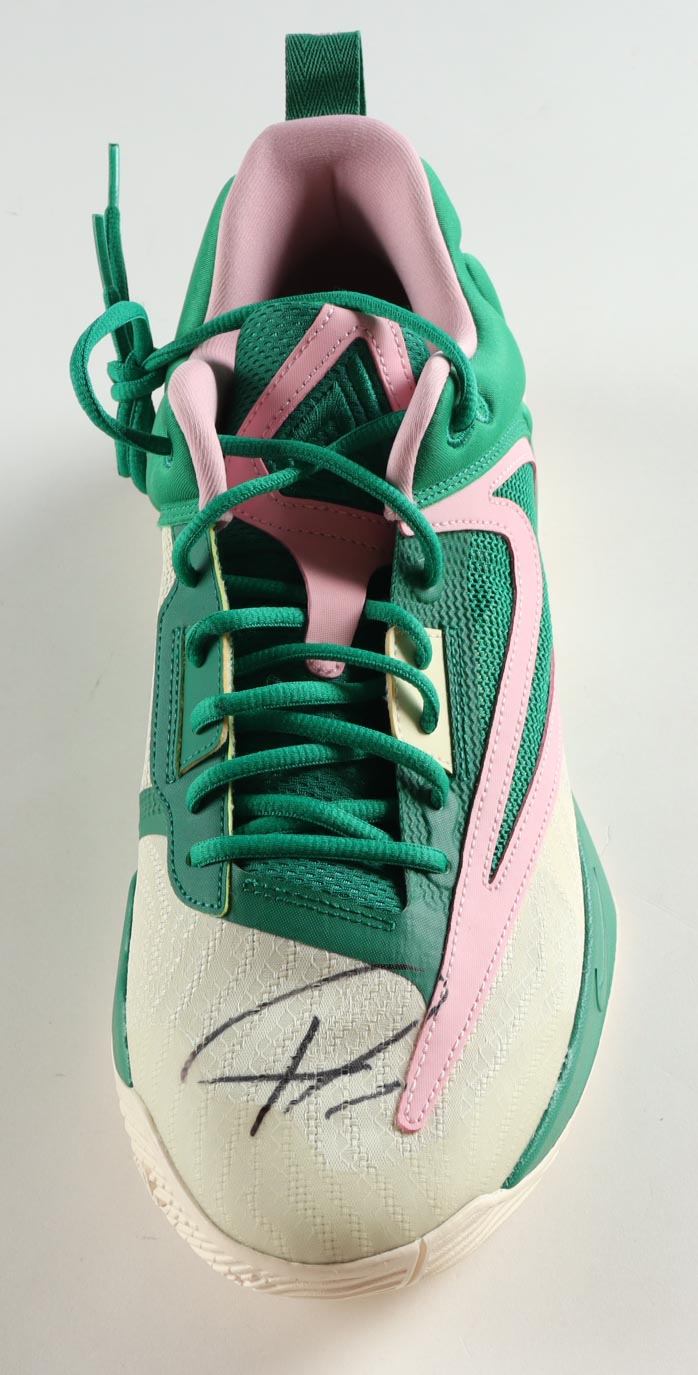 Giannis Antetokounmpo Signed Nike Basketball Shoe (PSA) at PristineAuction.com Giannis Antetokounmpo Signed Nike Basketball Shoe (PSA) at PristineAuction.com
