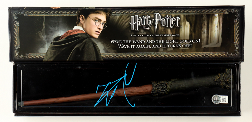 Daniel Radcliffe Signed "Harry Potter" Wand With Original Box (Beckett) at PristineAuction.com Daniel Radcliffe Signed "Harry Potter" Wand With Original Box (Beckett) at PristineAuction.com