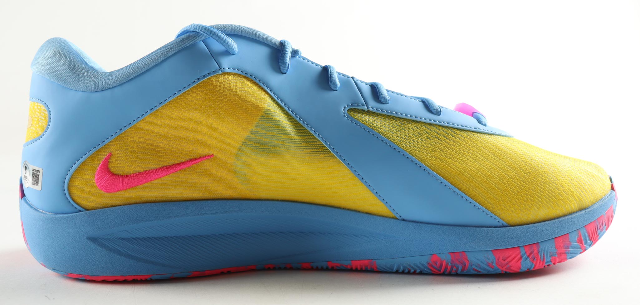 Giannis Antetokounmpo Signed Nike Basketball Shoe (Beckett) at PristineAuction.com Giannis Antetokounmpo Signed Nike Basketball Shoe (Beckett) at PristineAuction.com