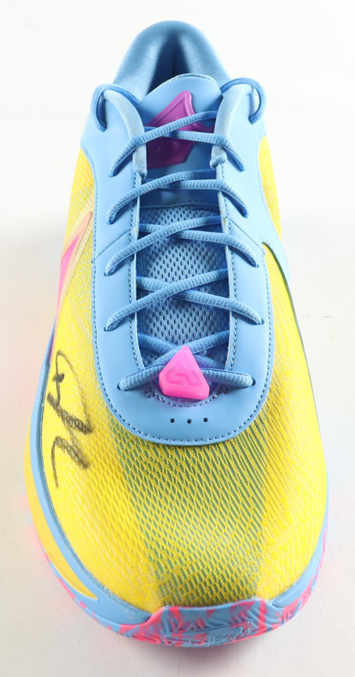 Giannis Antetokounmpo Signed Nike Basketball Shoe (Beckett) at PristineAuction.com Giannis Antetokounmpo Signed Nike Basketball Shoe (Beckett) at PristineAuction.com
