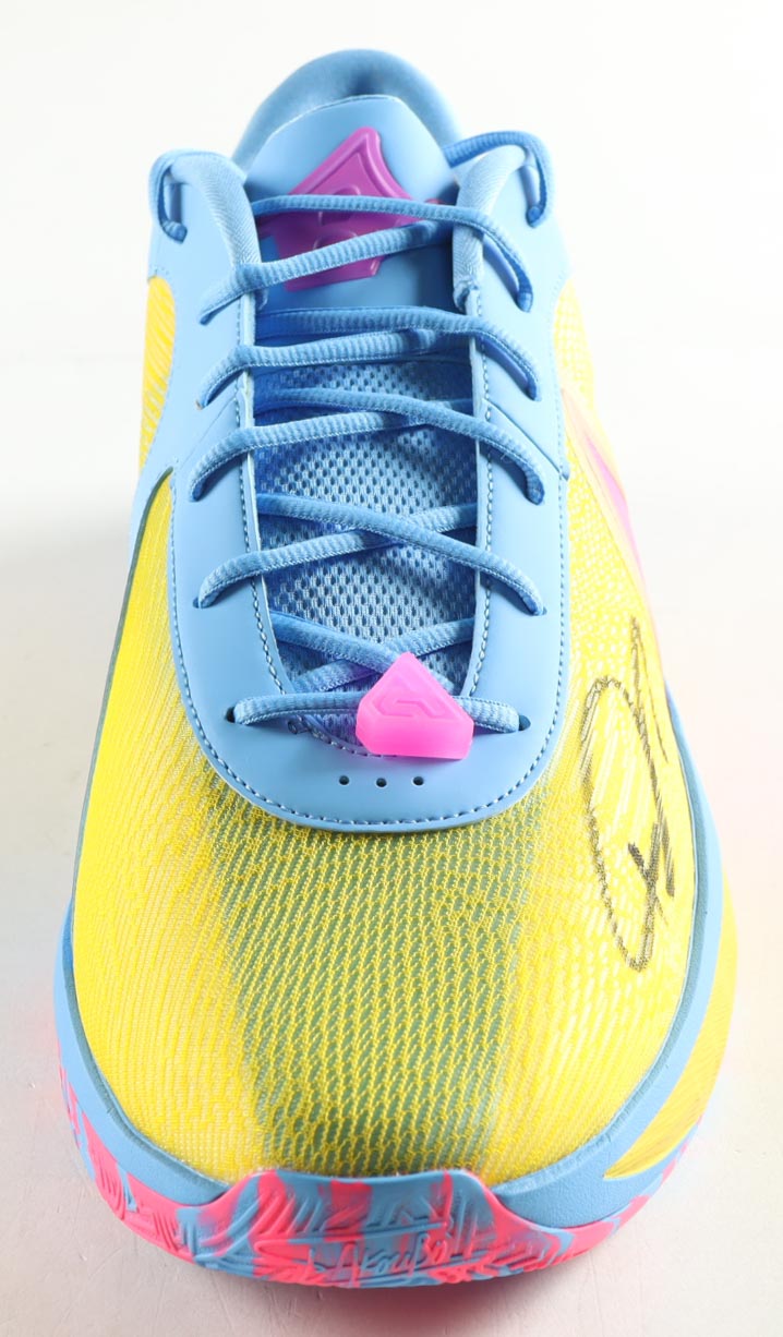Giannis Antetokounmpo Signed Nike Basketball Shoe (Beckett) at PristineAuction.com Giannis Antetokounmpo Signed Nike Basketball Shoe (Beckett) at PristineAuction.com