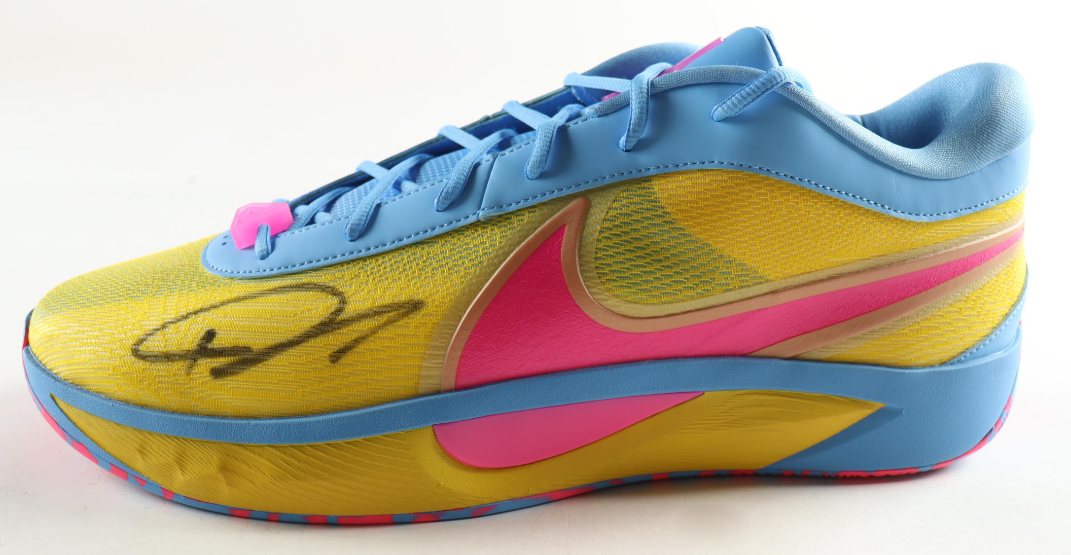 Giannis Antetokounmpo Signed Nike Basketball Shoe (Beckett) at PristineAuction.com Giannis Antetokounmpo Signed Nike Basketball Shoe (Beckett) at PristineAuction.com