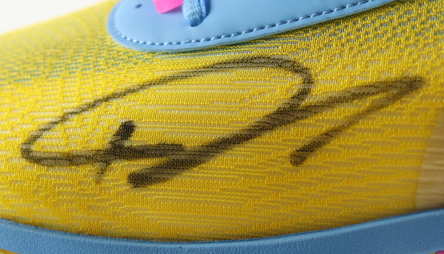 Giannis Antetokounmpo Signed Nike Basketball Shoe (Beckett) at PristineAuction.com Giannis Antetokounmpo Signed Nike Basketball Shoe (Beckett) at PristineAuction.com