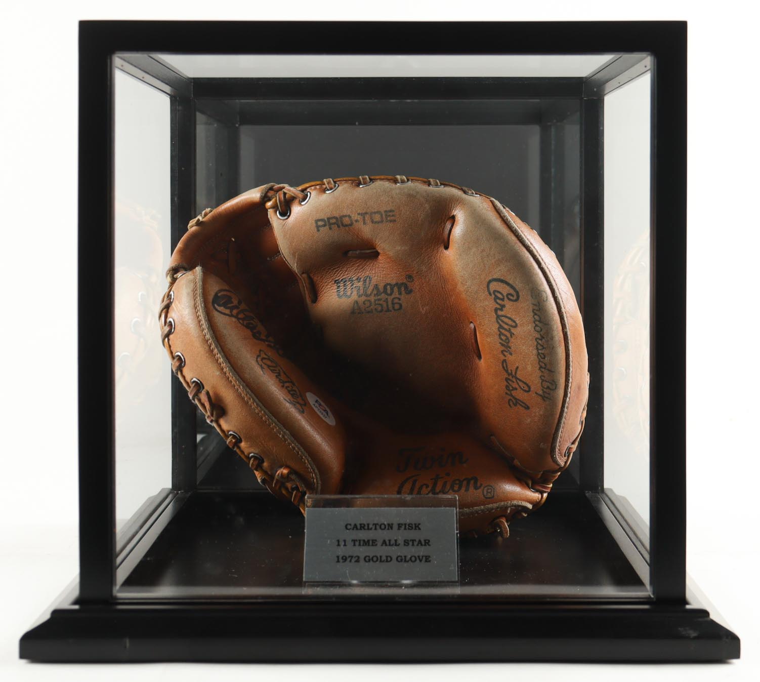 Carlton Fisk Signed Wilson Player Model Catcher's Glove with Display Case (PSA) at PristineAuction.com Carlton Fisk Signed Wilson Player Model Catcher's Glove with Display Case (PSA) at PristineAuction.com