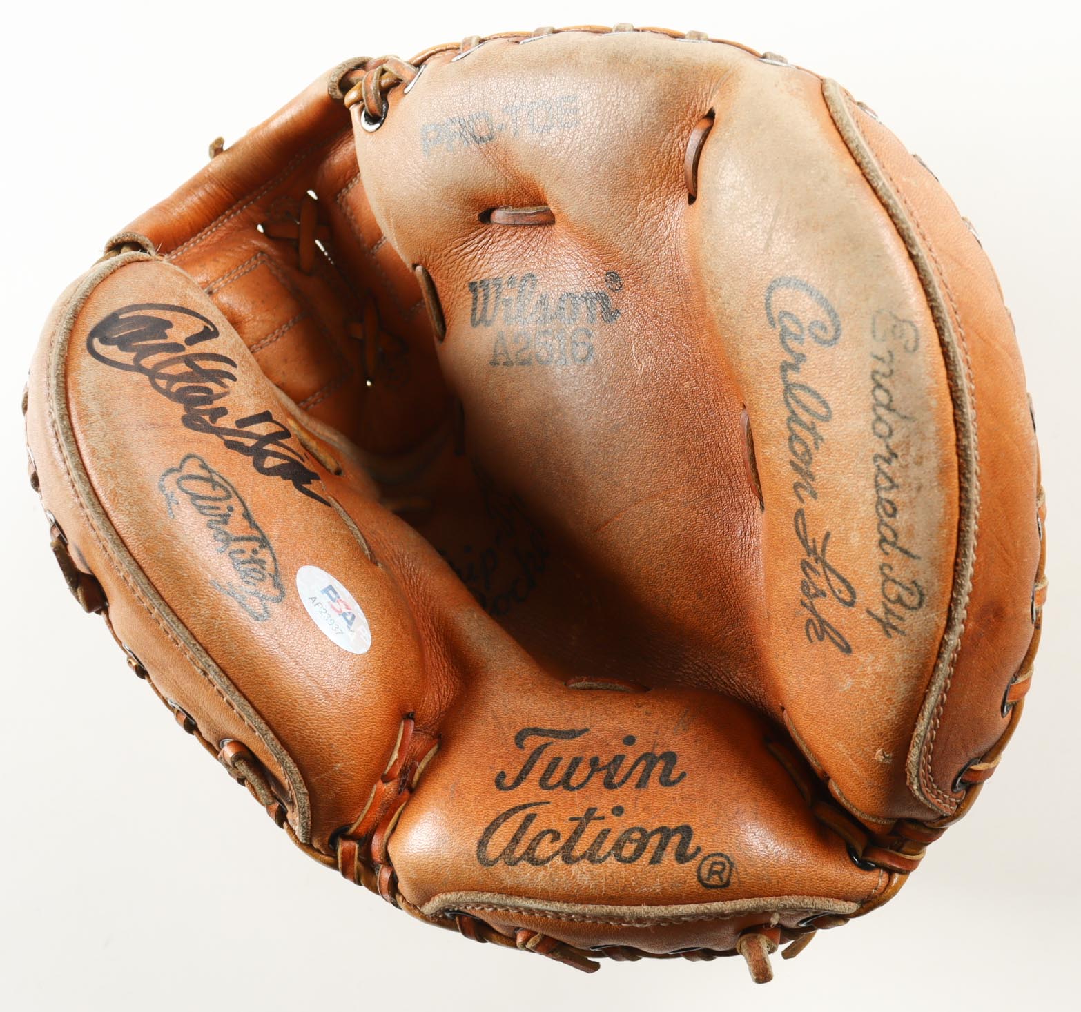 Carlton Fisk Signed Wilson Player Model Catcher's Glove with Display Case (PSA) at PristineAuction.com Carlton Fisk Signed Wilson Player Model Catcher's Glove with Display Case (PSA) at PristineAuction.com