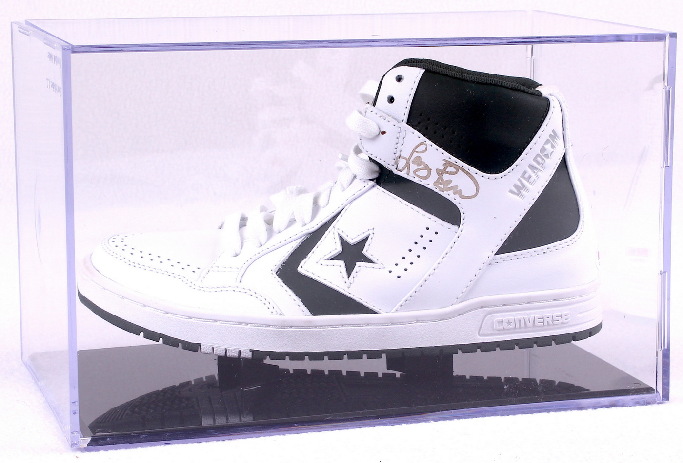 Larry Bird Signed Throwback Converse Weapon Basketball Shoe with Display Case (PSA COA) at PristineAuction.com Larry Bird Signed Throwback Converse Weapon Basketball Shoe with Display Case (PSA COA) at PristineAuction.com