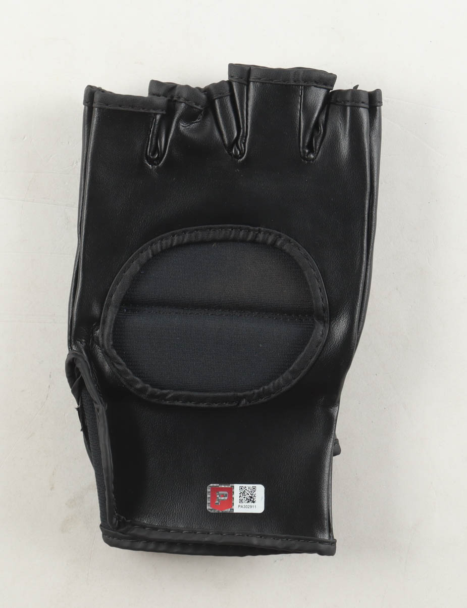 Marlon "Chito" Vera Signed UFC Glove (PA) at PristineAuction.com Marlon "Chito" Vera Signed UFC Glove (PA) at PristineAuction.com