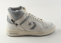 Magic Johnson Signed Converse Weapon Basketball Shoe (Beckett) at PristineAuction.com